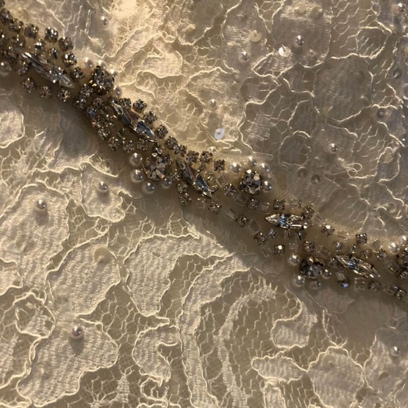 Short oleg cassini cap sleeve illusion wedding dress - Picture 5 of 6